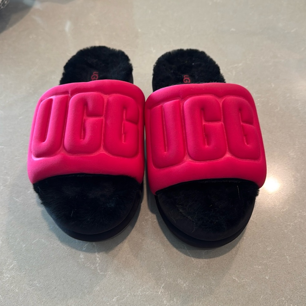 Ugg treadlite size 7 pink fur platform sandals shoes. Sho